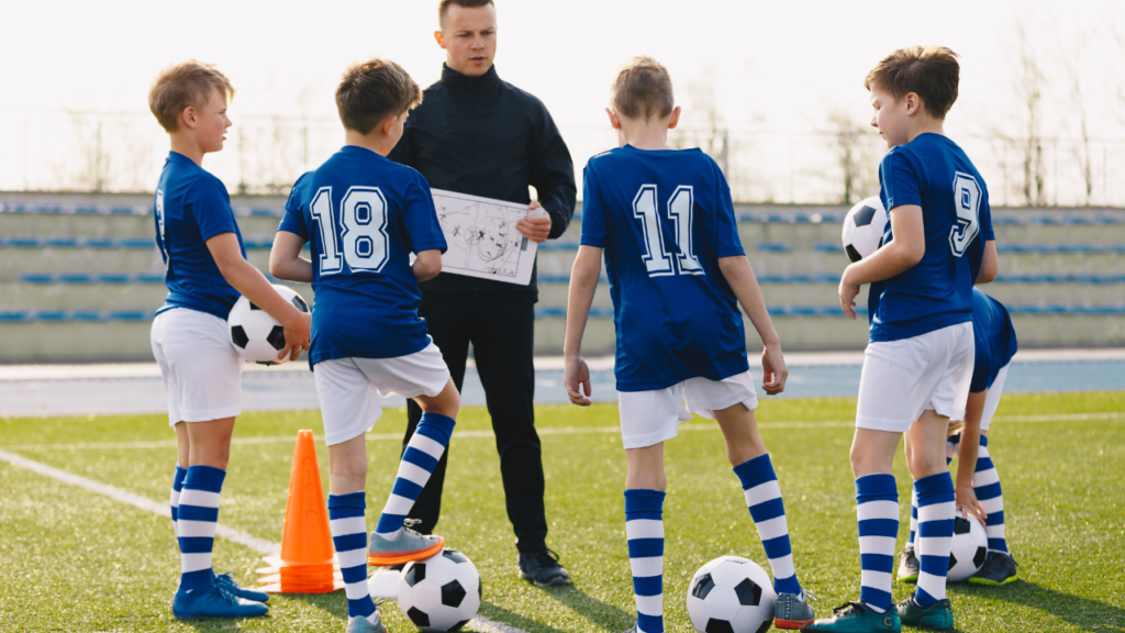 Superclub – Gioco Da Tavolo Di Gestione Calcistica – Allenatore Di Calcio Per 2-4 Giocatori – Senza Dispositivi Digitali, Fedele Ricreazione Dello Sport